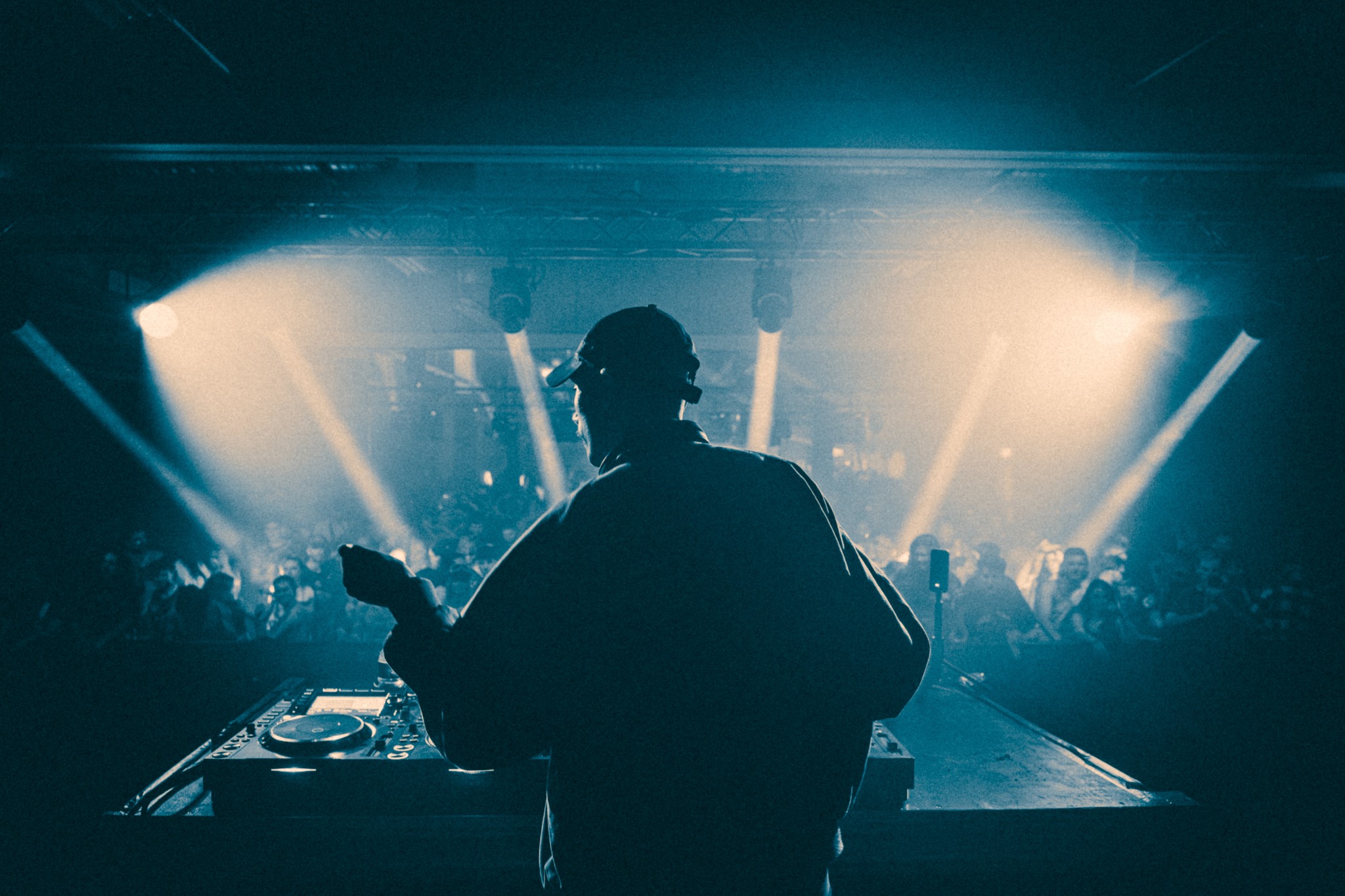 umbraid performing at Reperkusound, seen from behind facing the crowd